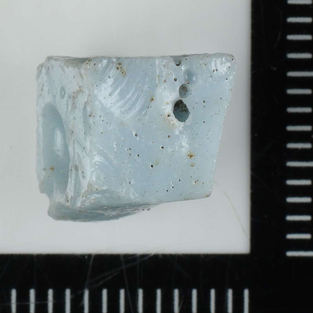 1 mosaikstift af bleg, gr�bl�lig, ugennemsigtig glasmasse.