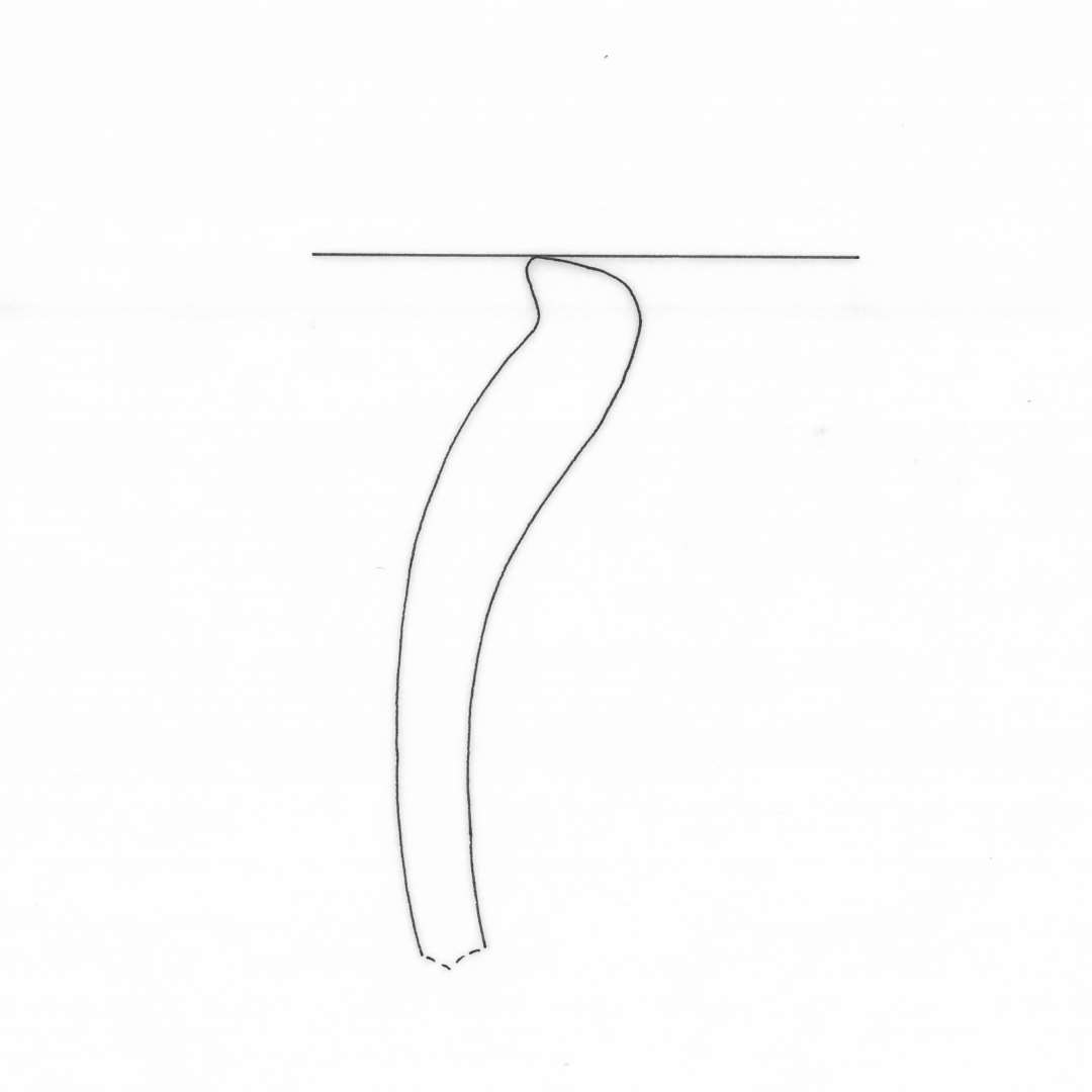 1 randsk�r af gr�brunt, magret lergods fra kar med rundet nedfaldende skulder og markant halsfure med sm� t�tte fingerspidsindtryk umiddelbart under den vulstformede l�berand, der har flad, indadskr�dnende overkant. Sk�ret viser spor af glitning s�vel p� yder- som indersiden. Gr. 5.