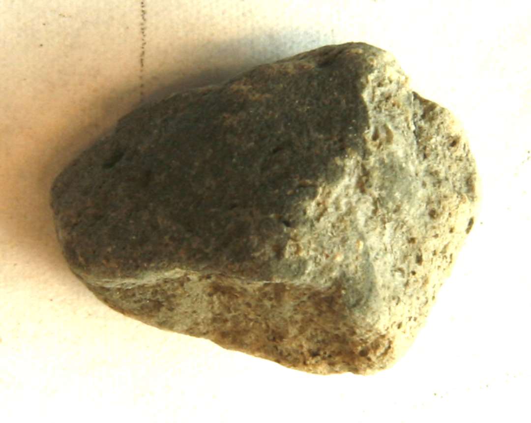 ANC 1 fragment af st�beform af gr�br�ndt ler. M�l: 2,35 x 1,75 x 1,5 cm.