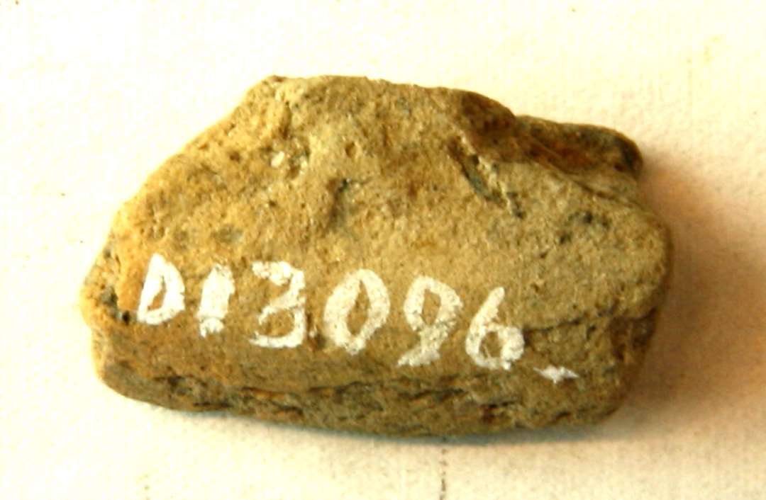 1 randfragment af st�beformshalvdel af gr�brunt, fintmagret lergods.�M�l: 2,3 x 1,2 cm. Tyk: 0,9 cm.