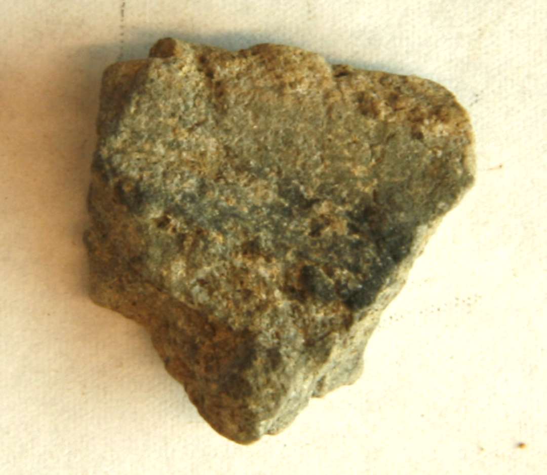 1 randfragment af st�beformshalvdel af gr�brunt fintmagret lergods. �M�l: 2,3 x 2,4 cm. Tyk: 0,9 cm.