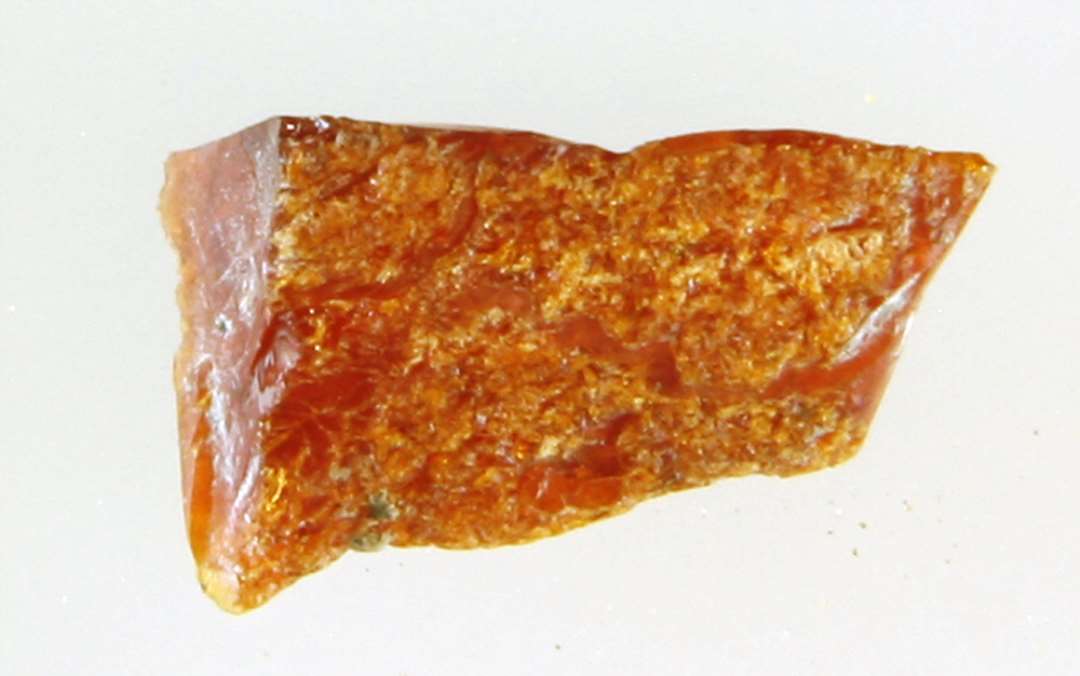 1 stump uforarbejdet rav. M�l: 1,5 cm.