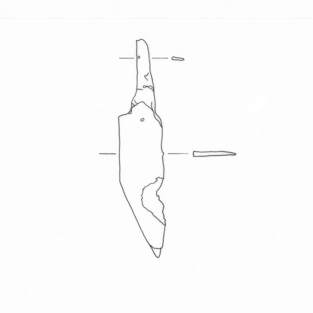 Knivsblad af jern med flad skafttunge, hvis underside flugter med bladets �g, men er fors�nket i forhold til bladryggen. Bladet har en langstrakt spids, der danner en stump vinkel i forhold til bladryggen. L: 9 cm, heraf skafttynge 3 cm. Br: 2 cm.