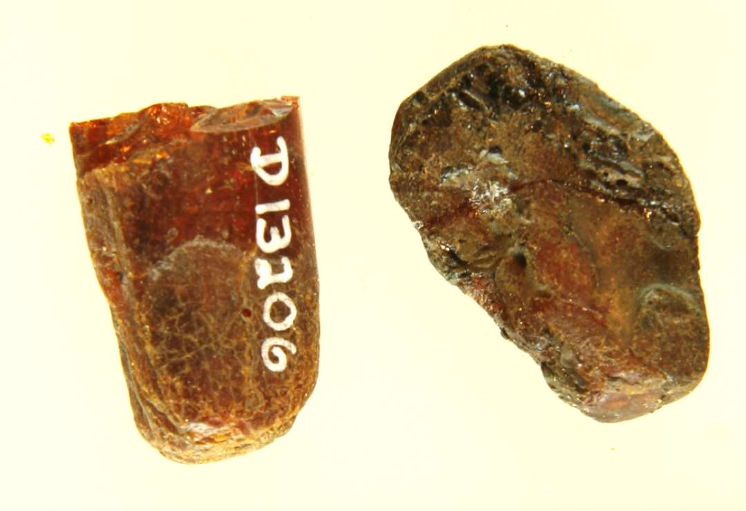 2 stykker uforarbejdet rav, det ene delvis forkullet. M�l: 2,2-2,5 cm.