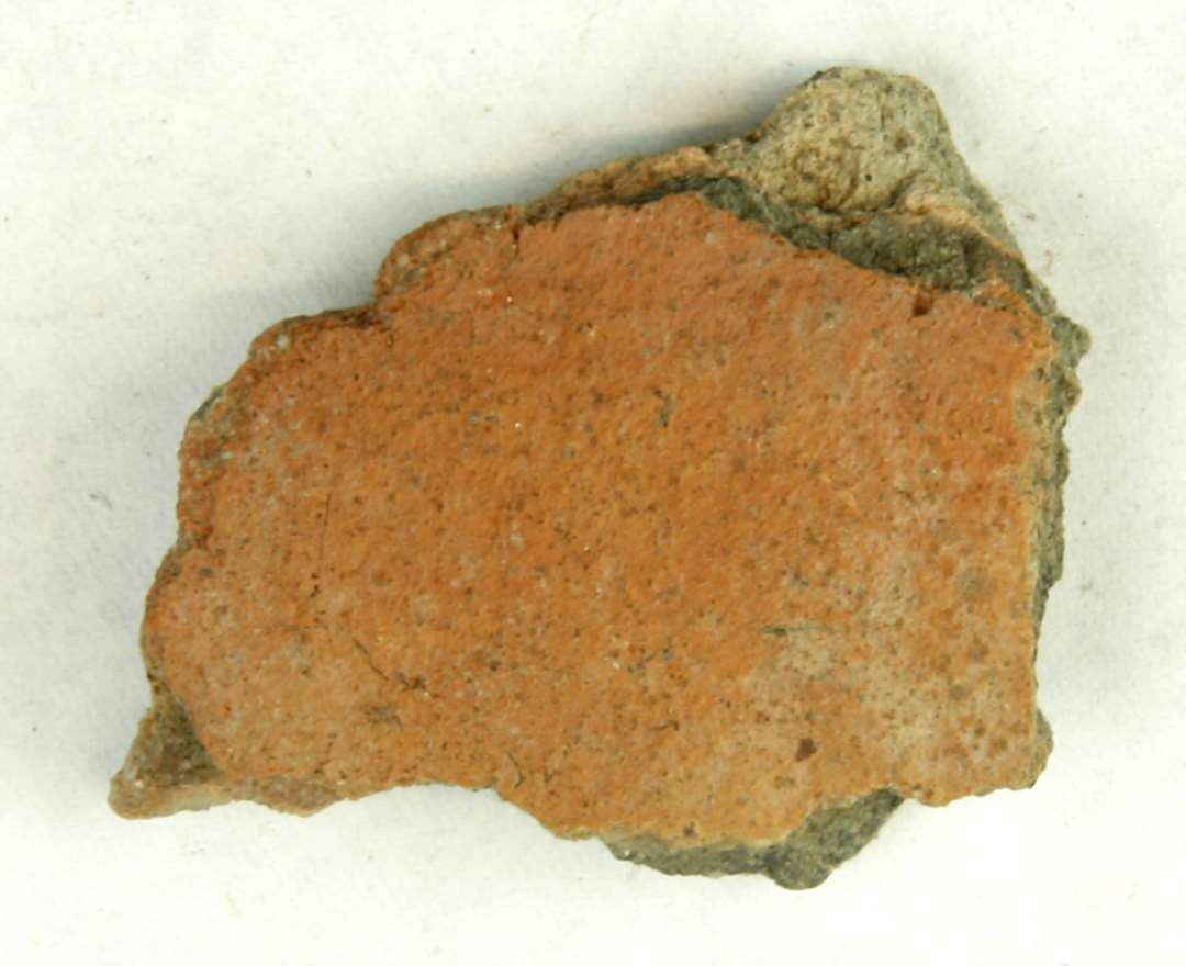 1 sidesk�r af brunligt fintmagret lergods. 