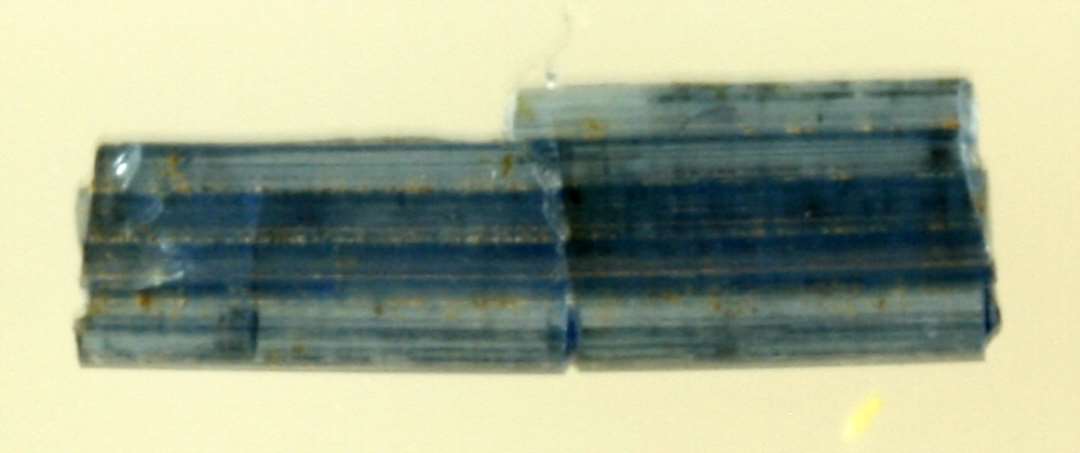 1 fragment af spaltet glasstang dannet af sammensmeltede tynde tr�de af bl�ligt gennemsigtigt glas.