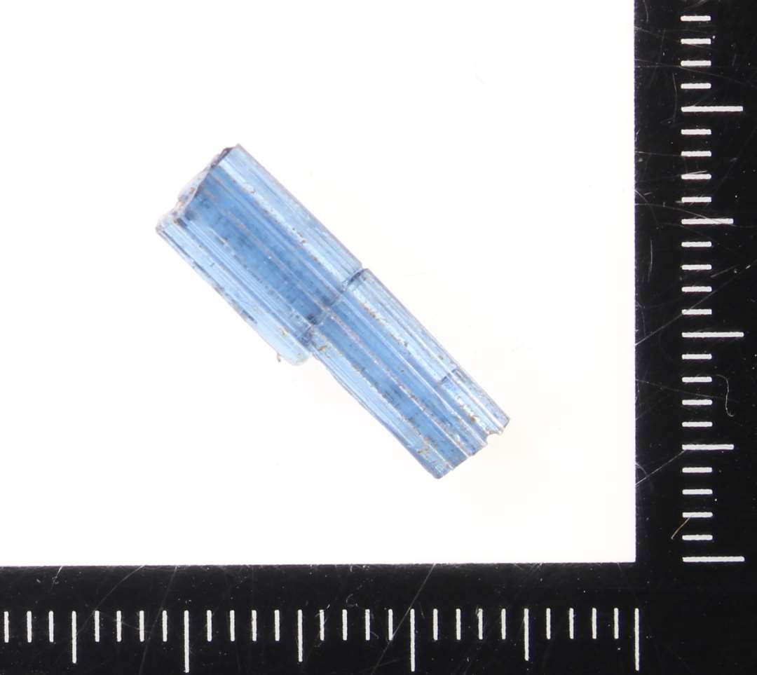 1 fragment af spaltet glasstang dannet af sammensmeltede tynde tr�de af bl�ligt gennemsigtigt glas.