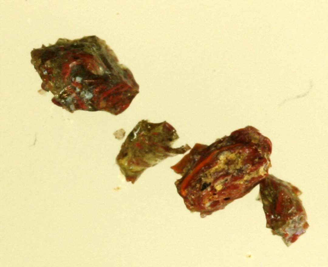 3 stumper forknust, smeltet glas af gr�nlig, gennemsigtig glasmasse sammensmeltet med r�dbrunlig ugennemsigtig glasmasse. �