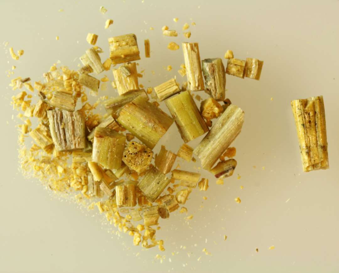 En samling fragmenter af glasst�nger, tildels i st�rkt forknust stand, af uregelm�ssig kvadratisk tv�rsnitform af ugennemsigtig gullig til svagt gr�ngullig glasmasse.