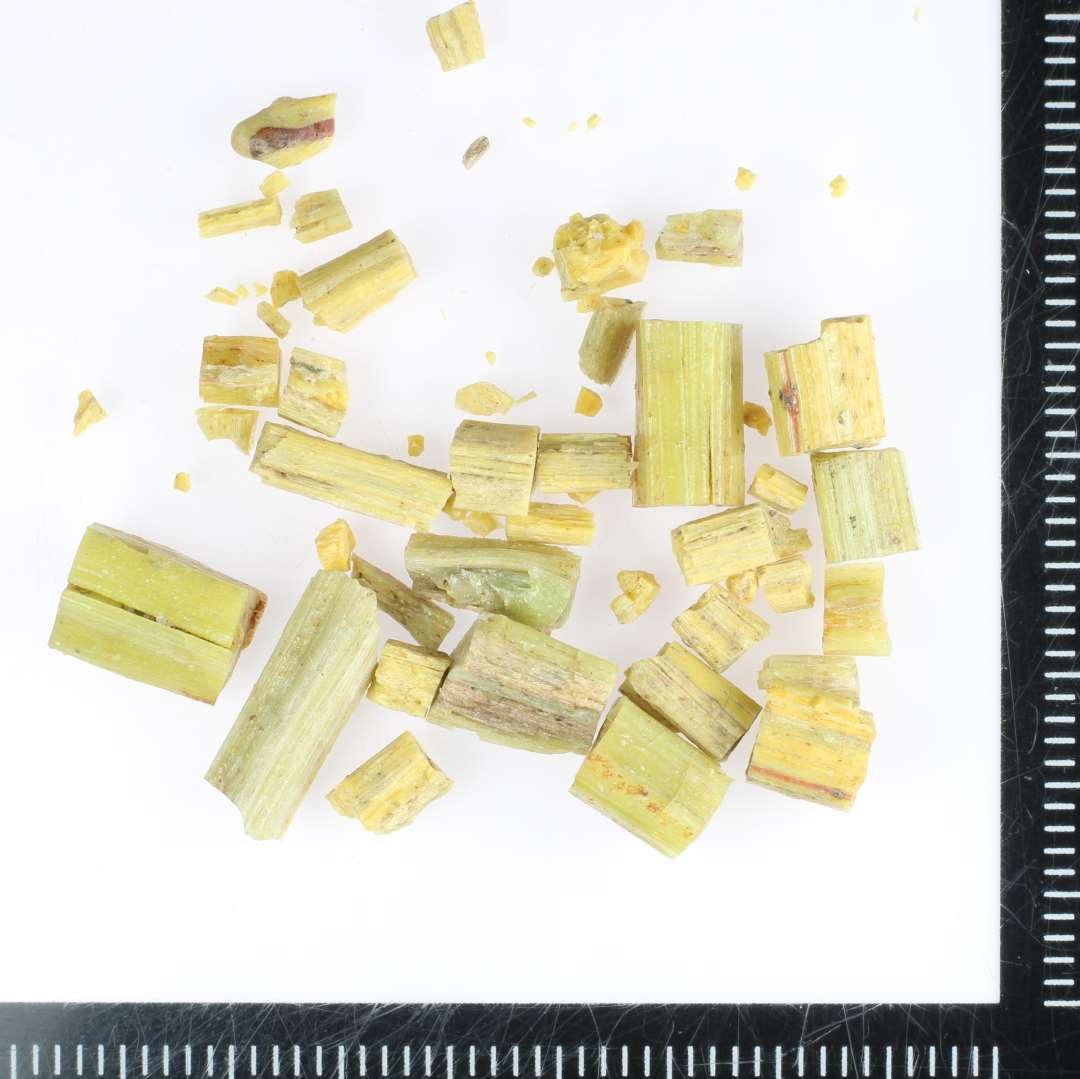 En samling fragmenter af glasst�nger, tildels i st�rkt forknust stand, af uregelm�ssig kvadratisk tv�rsnitform af ugennemsigtig gullig til svagt gr�ngullig glasmasse.