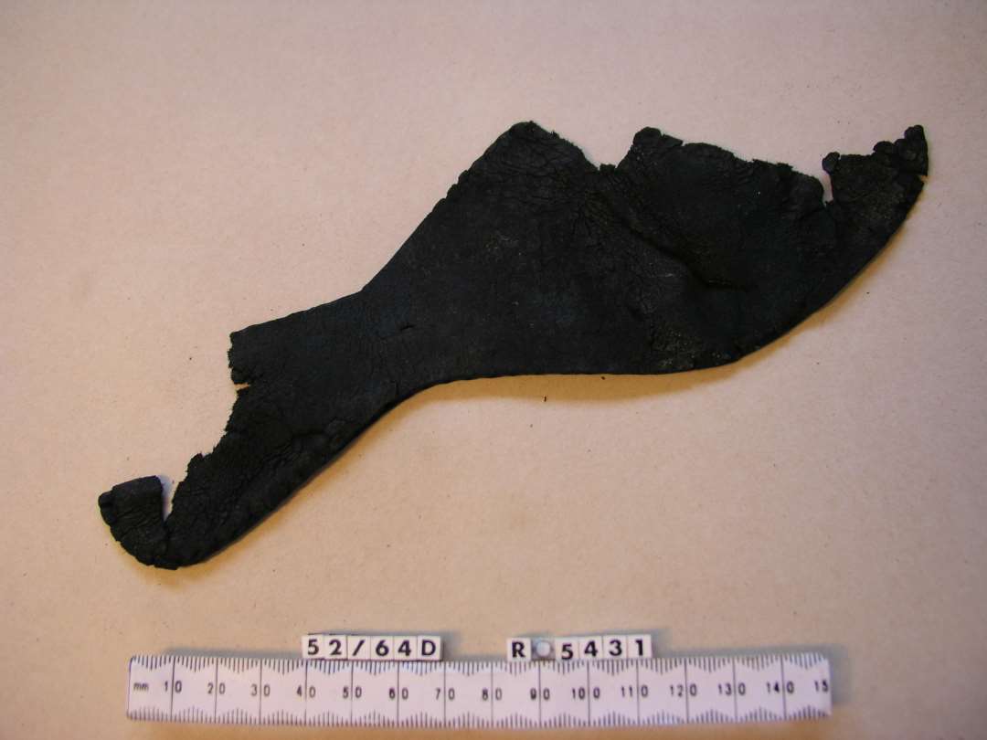 3 stk. l�der, heraf 1 stk. bevaret: Saal, l�der: Venstresaal til voksen Person, st�rkt �delagt i N�se- og H�lpartiet. Den bevarede Del antyder i�vrigt udpr�get svungne Former med st�rkt indknebet Midtparti. St�rste Maal ca 8 x 22,5 cm.