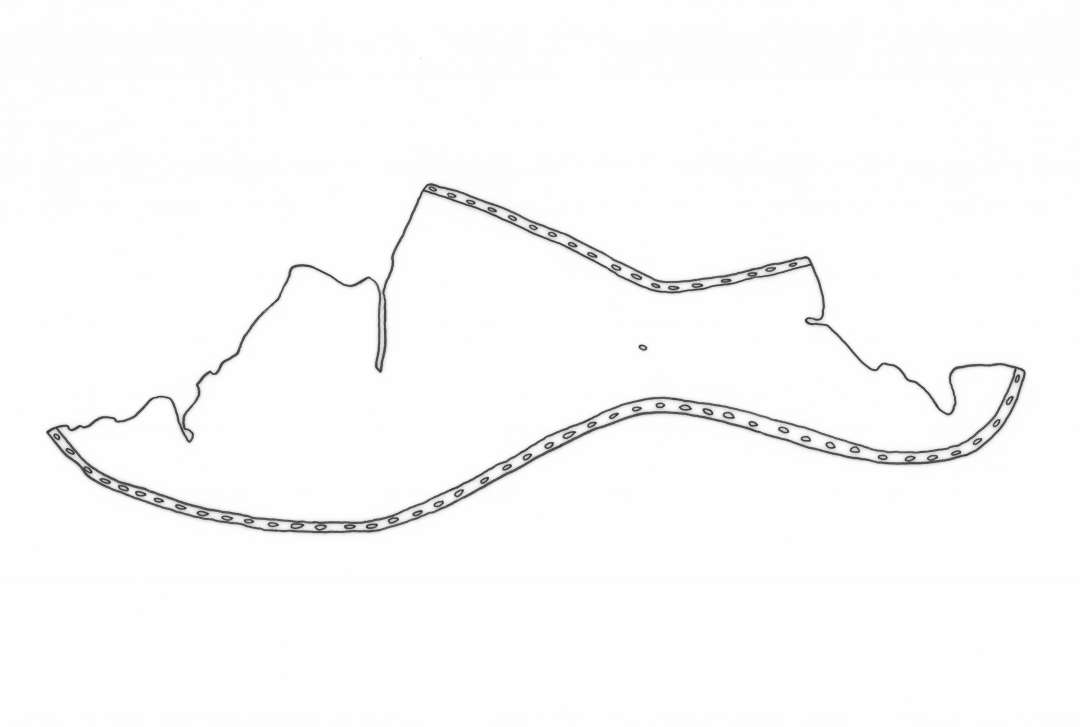 3 stk. l�der, heraf 1 stk. bevaret: Saal, l�der: Venstresaal til voksen Person, st�rkt �delagt i N�se- og H�lpartiet. Den bevarede Del antyder i�vrigt udpr�get svungne Former med st�rkt indknebet Midtparti. St�rste Maal ca 8 x 22,5 cm.