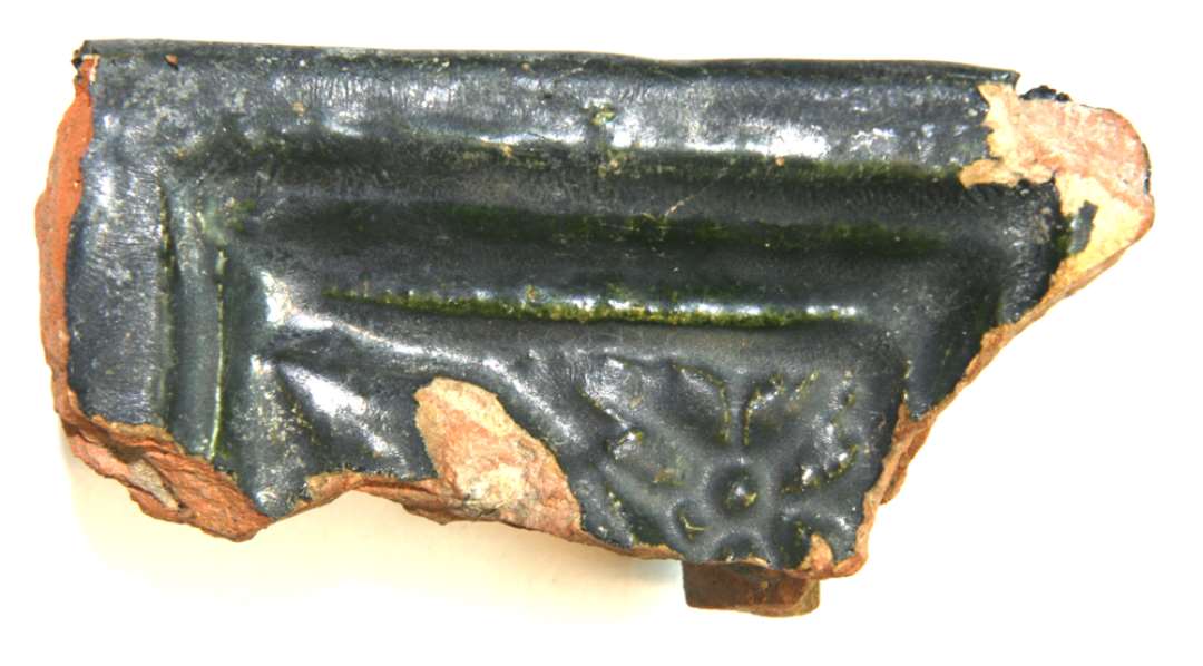 Kakkelfragment, sortglaseret. St�rste m�l: 9,5 cm.