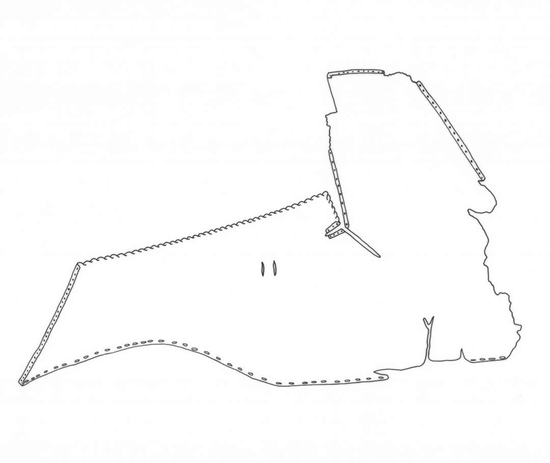 11 stk. l�der, heraf 6 stk.bevaret: St�rkt indt�rret og forrevet Overl�derfragment af sko antagelig til halvvoksen Person. Nedenfor Udsk�ringen der danner Fodaabningens ene Forkant findes et lille tv�rgaaende oprindelig sammensyet Indsnit. Sammensyning ved Skraasnit i Siden hvor en kile der har dannet en Del af Fodaabningen og dens anden Forkant mangler. S�mspor af Kantbaand langs den bevarede Del af Fodaabningens Rand. Ingen Spor af Lukkeanordning. �St�rste Maal ca 19 x 33 cm. St�rkt forrevet og indt�rret Overl�derfragment af Sko antagelig til halvvoksen Person. Nedenfor Udsk�ringen der danner Fodaabningens ene Forkant findes et lille tv�rgaaende Indsnit. Skraa Tilsk�ringssnit i Siden, hvor en Kile, der har dannet en Del af fodaabningen og dennes anden Forkant mangler. S�mspor langs den bevarede Rand af fodaabningen fra et kantbaand. Midt p� Siden ca 2,5 cm. under fodaabningens Kant findes et Par lodrette gennemstukne �jer, som en Sn�rerem har l�bet igennem. St�rste Maal ca 18 x 28 cm.�Kantbaand, l�der: Fragment af Kantbaand antagelig fra Sko. Tildannet af en ca 1,5 cm. bred L�derstrimmel, der er omb�jet og forsynet med lodrette gennemskaarne �jer anbragt med 2 � 3 mm's Mellemrum. Tydelige S�mspor langs Randene paa Underkanten, hvor der n�r Stykkets ene Ende findes et bueformet Indhak af Hensyn til Baandets Omb�jning. St�rste L�ngde ca. 22,5 cm. St�rste Bredde ca. 0,7 - 9,8 cm. Saalfragment, l�der: Separat tilskaaret H�lparti af Saal af tyndt L�der (Bindsaal) til voksen Person. St�rste Maal ca. 6 x 7 cm. Overl�derfragment (?): Lille L�derstykke af sk�v rektangul�r Form med s�mspor langs to af Kanterne N�r Stykkets ene Hj�rne samt omtrent paa dets Midte findes et gennemskaaret �je. St�rste Maal ca. 6 x 7 cm.