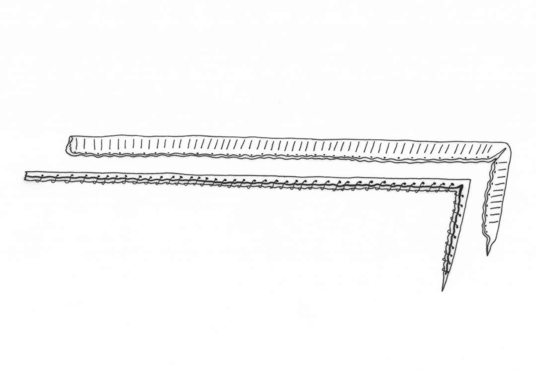 11 stk. l�der, heraf 6 stk.bevaret: St�rkt indt�rret og forrevet Overl�derfragment af sko antagelig til halvvoksen Person. Nedenfor Udsk�ringen der danner Fodaabningens ene Forkant findes et lille tv�rgaaende oprindelig sammensyet Indsnit. Sammensyning ved Skraasnit i Siden hvor en kile der har dannet en Del af Fodaabningen og dens anden Forkant mangler. S�mspor af Kantbaand langs den bevarede Del af Fodaabningens Rand. Ingen Spor af Lukkeanordning. �St�rste Maal ca 19 x 33 cm. St�rkt forrevet og indt�rret Overl�derfragment af Sko antagelig til halvvoksen Person. Nedenfor Udsk�ringen der danner Fodaabningens ene Forkant findes et lille tv�rgaaende Indsnit. Skraa Tilsk�ringssnit i Siden, hvor en Kile, der har dannet en Del af fodaabningen og dennes anden Forkant mangler. S�mspor langs den bevarede Rand af fodaabningen fra et kantbaand. Midt p� Siden ca 2,5 cm. under fodaabningens Kant findes et Par lodrette gennemstukne �jer, som en Sn�rerem har l�bet igennem. St�rste Maal ca 18 x 28 cm.�Kantbaand, l�der: Fragment af Kantbaand antagelig fra Sko. Tildannet af en ca 1,5 cm. bred L�derstrimmel, der er omb�jet og forsynet med lodrette gennemskaarne �jer anbragt med 2 � 3 mm's Mellemrum. Tydelige S�mspor langs Randene paa Underkanten, hvor der n�r Stykkets ene Ende findes et bueformet Indhak af Hensyn til Baandets Omb�jning. St�rste L�ngde ca. 22,5 cm. St�rste Bredde ca. 0,7 - 9,8 cm. Saalfragment, l�der: Separat tilskaaret H�lparti af Saal af tyndt L�der (Bindsaal) til voksen Person. St�rste Maal ca. 6 x 7 cm. Overl�derfragment (?): Lille L�derstykke af sk�v rektangul�r Form med s�mspor langs to af Kanterne N�r Stykkets ene Hj�rne samt omtrent paa dets Midte findes et gennemskaaret �je. St�rste Maal ca. 6 x 7 cm.