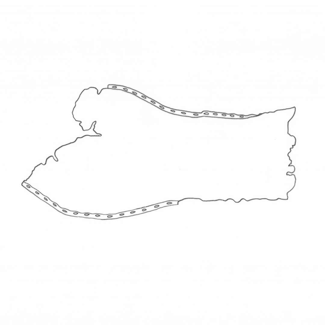 Bevaret l�der: Tre l�ders�ler: 1 S�l til h�jre Fod og 1 S�l til venstre fod (lidt beskadiget i Snuden) begge paa voksen Person. J�vnt afrundede Former med modereret Indknibning i Vristen. St�rste L�ngde henholdsvis: 26 cm og 23,7 cm. Barnes�l til venstre fod. J�vnt afrundet form med moderat Indknibning i Vristen. St�rste L�ngde ca. 12 cm. To sidekiler af sk�v Tragtform til sidesn�ret Sko af tyndt indt�rret S�der. Det ene har syv Sn�rehuller eller Spor af saadanne langs den ene Rand. St�rste M�l ca. 5,5 x 9 cm.�