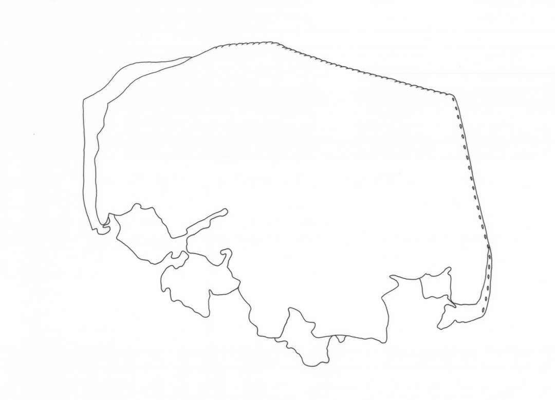 Bevaret l�der: Tre l�ders�ler: 1 S�l til h�jre Fod og 1 S�l til venstre fod (lidt beskadiget i Snuden) begge paa voksen Person. J�vnt afrundede Former med modereret Indknibning i Vristen. St�rste L�ngde henholdsvis: 26 cm og 23,7 cm. Barnes�l til venstre fod. J�vnt afrundet form med moderat Indknibning i Vristen. St�rste L�ngde ca. 12 cm. To sidekiler af sk�v Tragtform til sidesn�ret Sko af tyndt indt�rret S�der. Det ene har syv Sn�rehuller eller Spor af saadanne langs den ene Rand. St�rste M�l ca. 5,5 x 9 cm.�