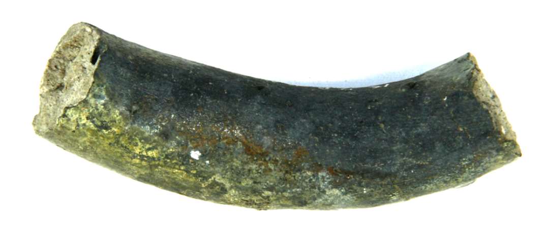 B1 hank, p�lseformet, med tre huller i oversiden. Fra kande