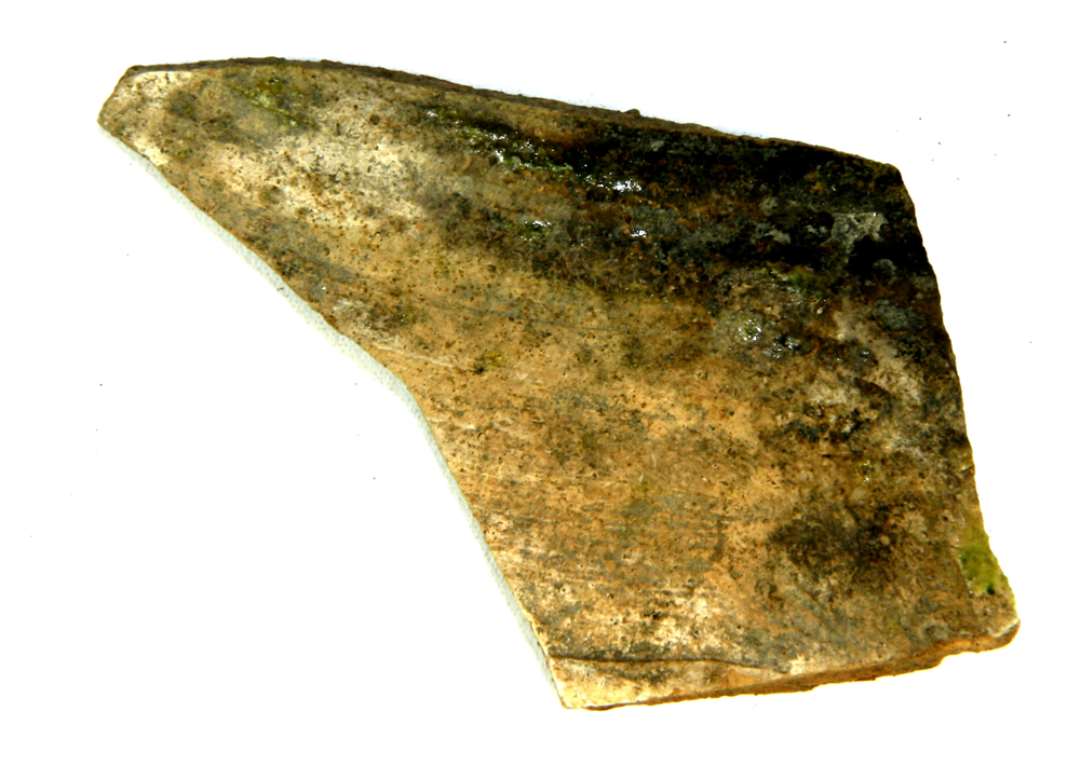 Randfragment af pottekakkel? Lyst gods, gr�nglaseret.