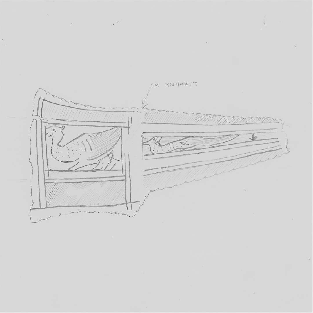 Ornamenteret Skede, l�der: Fragment af ornamenteret Skede, fremstillet af ret sv�rt L�der omb�jet og sammensyet paa Bagsidens Midte. Afrevet baade i Spidsen og foroven, saaledes at den oprindelige L�ngde ikke kan afg�res. Forsiden er prydet med et indstemplet eller indpresset Ornament i Form af en stiliseret Dyrefigur (grif) omgivet af en Ramme af dobbelte Linier, der l�ber sammen i Spidsen af Skeden. Paa Bagsiden findes en Linie indpresset langs hver af Skedens Kanter 4-5 mm fra disse. Mellemrummet mellem Linierne og S�mmen paa Midten er udfyldt med en t�t Skravering af t�tstillede tynde Streger. St�rste L�ngde ca. 11 cm.�St�rste Bredde foroven: 3,4 cm., forneden: 1,2 cm.