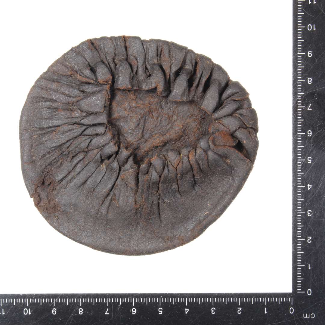 L�derpung.
Diameter: 9,5 cm.