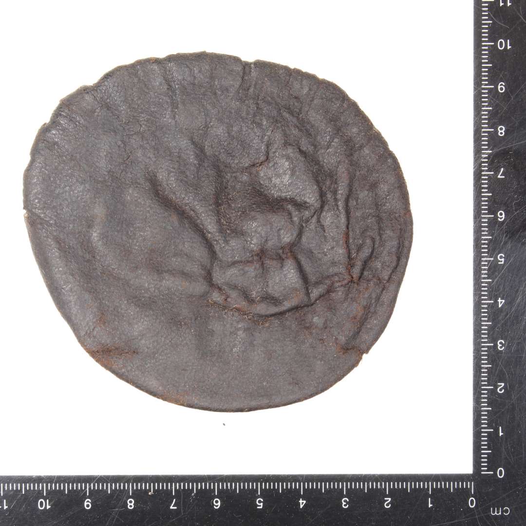 L�derpung.
Diameter: 9,5 cm.