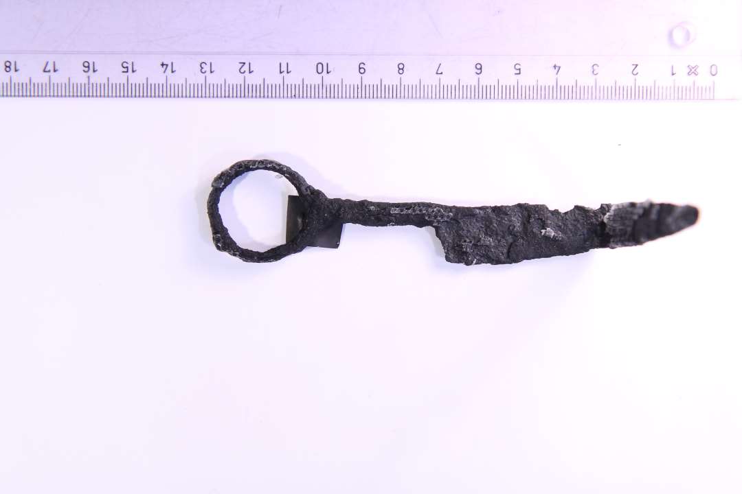 Halvdelen af en b�jlesaks.�M�l: 1,15 cm. Gl�det/voksbehandlet