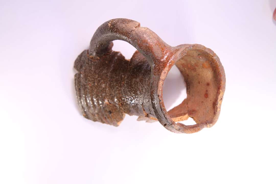 Sammenlimede dele af tre glaserede kander. Med en del l�se, sammenh�rende sk�r