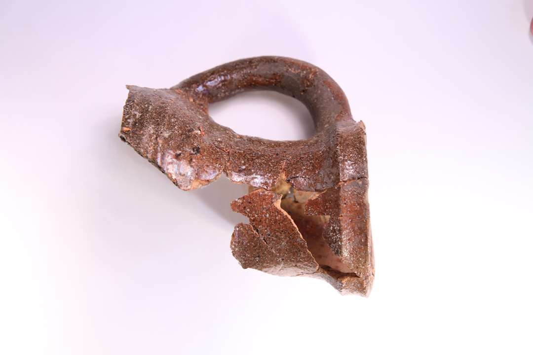 Sammenlimede dele af tre glaserede kander. Med en del l�se, sammenh�rende sk�r