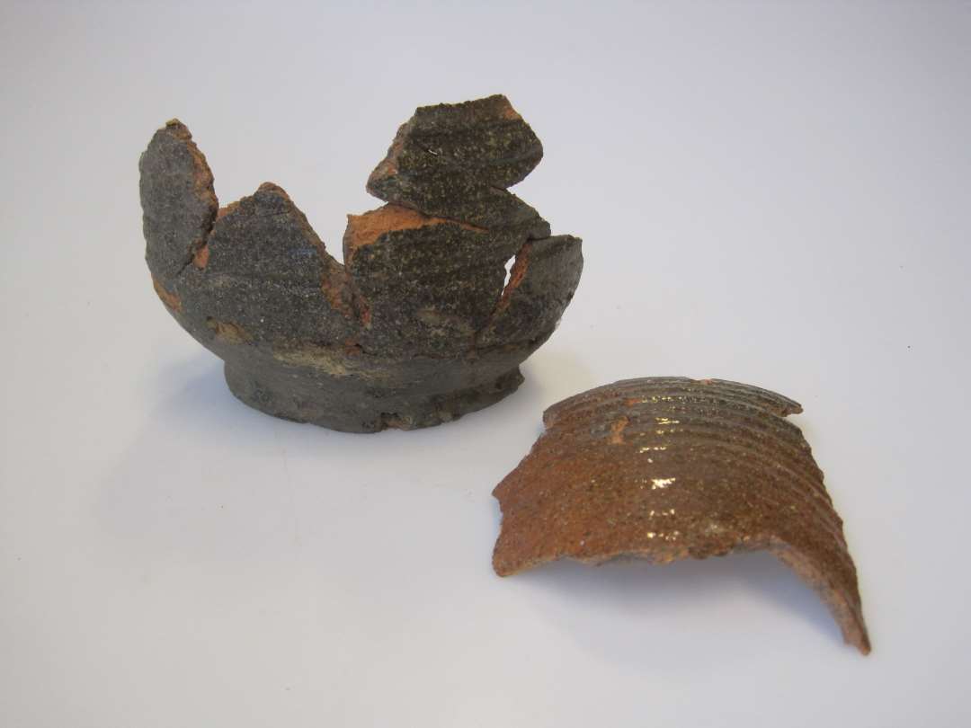 Sammenlimede dele af tre glaserede kander. Med en del l�se, sammenh�rende sk�r