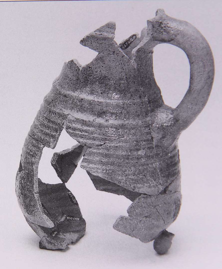 Sammenlimede dele af tre glaserede kander. Med en del l�se, sammenh�rende sk�r