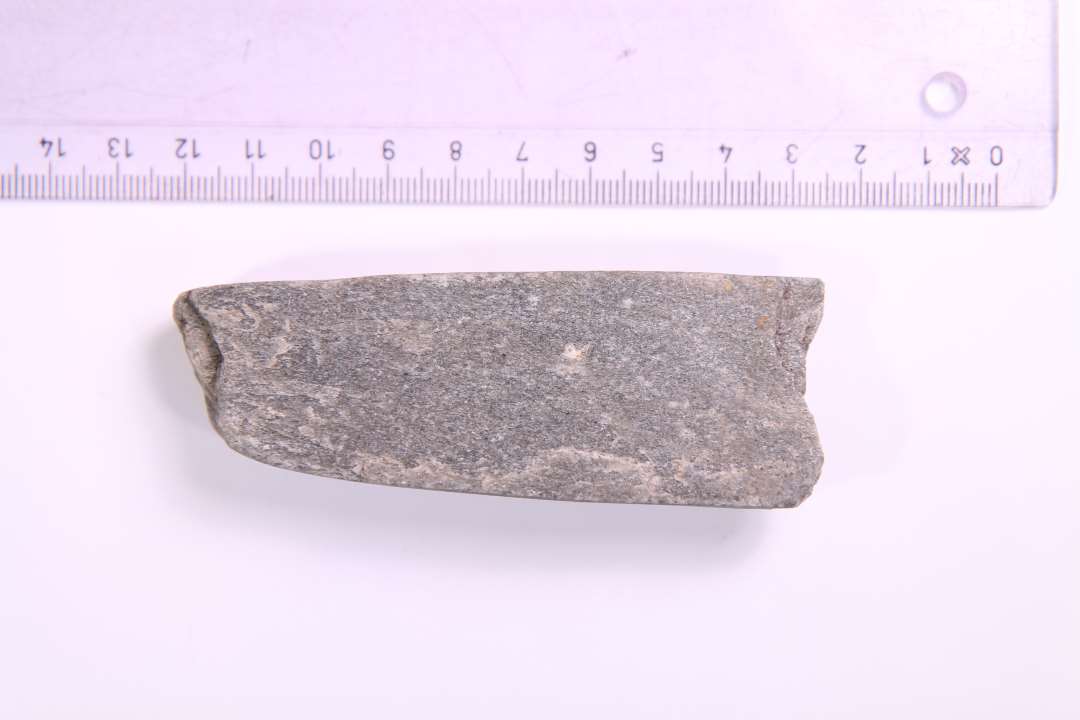 Fragment af hv�ssesten. St�rste m�l: 9,3 cm.