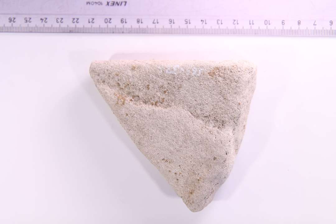 Fragment af bl�d kalksten. Morterfragment? St�rste m�l: 9,8 cm