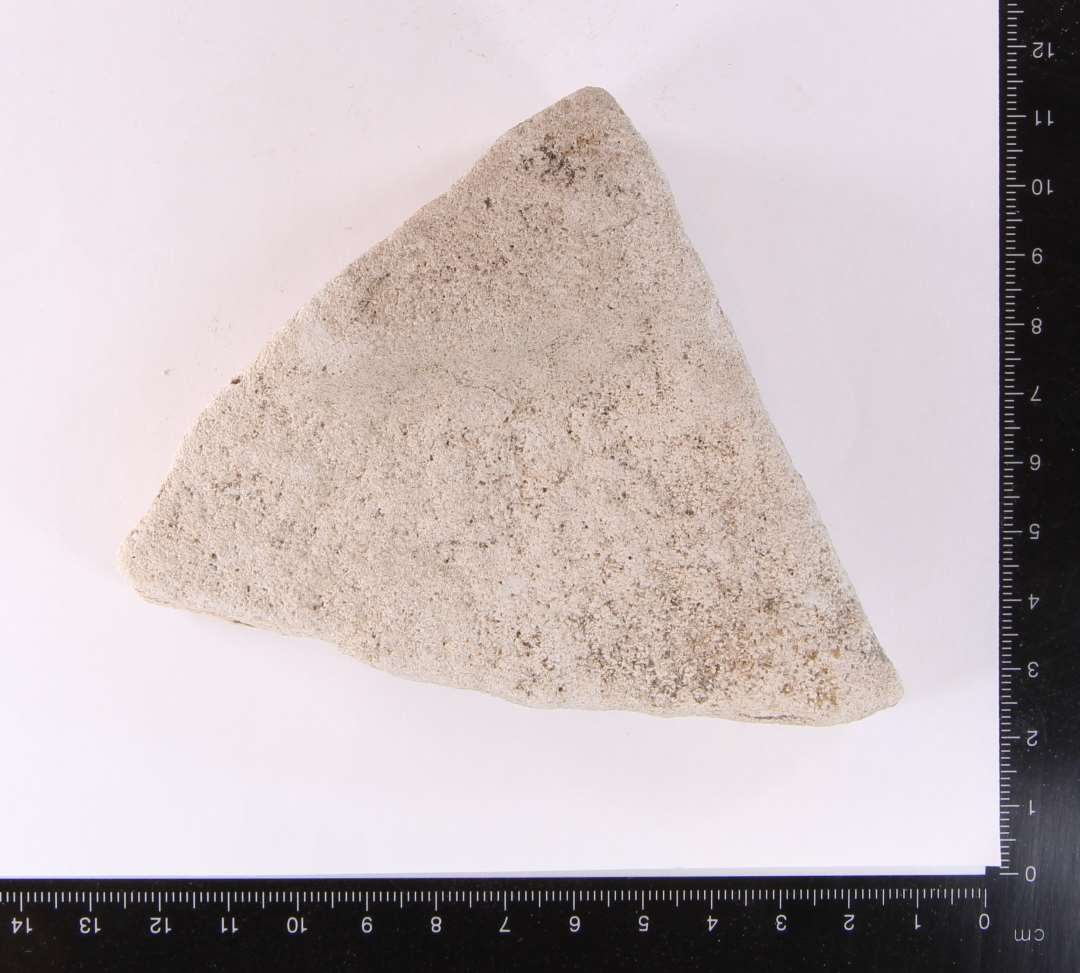Fragment af bl�d kalksten. Morterfragment? St�rste m�l: 9,8 cm
