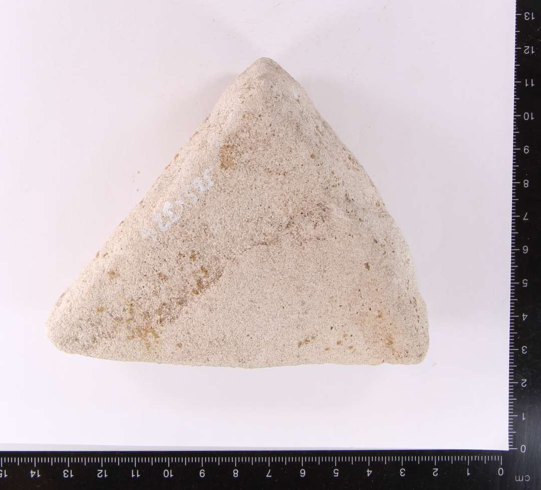 Fragment af bl�d kalksten. Morterfragment? St�rste m�l: 9,8 cm