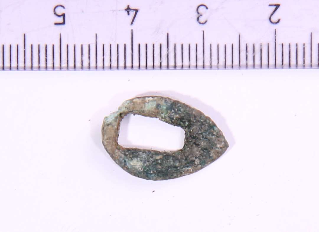 dr�beformet knivbeslag. M�l: ca 1x1,8 cm.