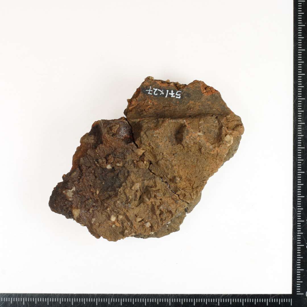 1 sidesk�r. 
5 cm langt. Med vulstdekoration og fingerindtryk, samt grov beklaskning op til denne. 