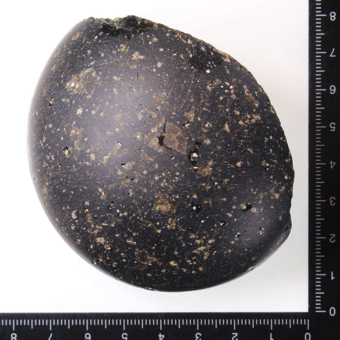 Fragment af hv�lvet s�mglatter. Halvdelen bevaret. Halv-gennemsigtigt, gr�nt glas.�Glasmasse m.m. helt som x5. Diameter: 8 cm.