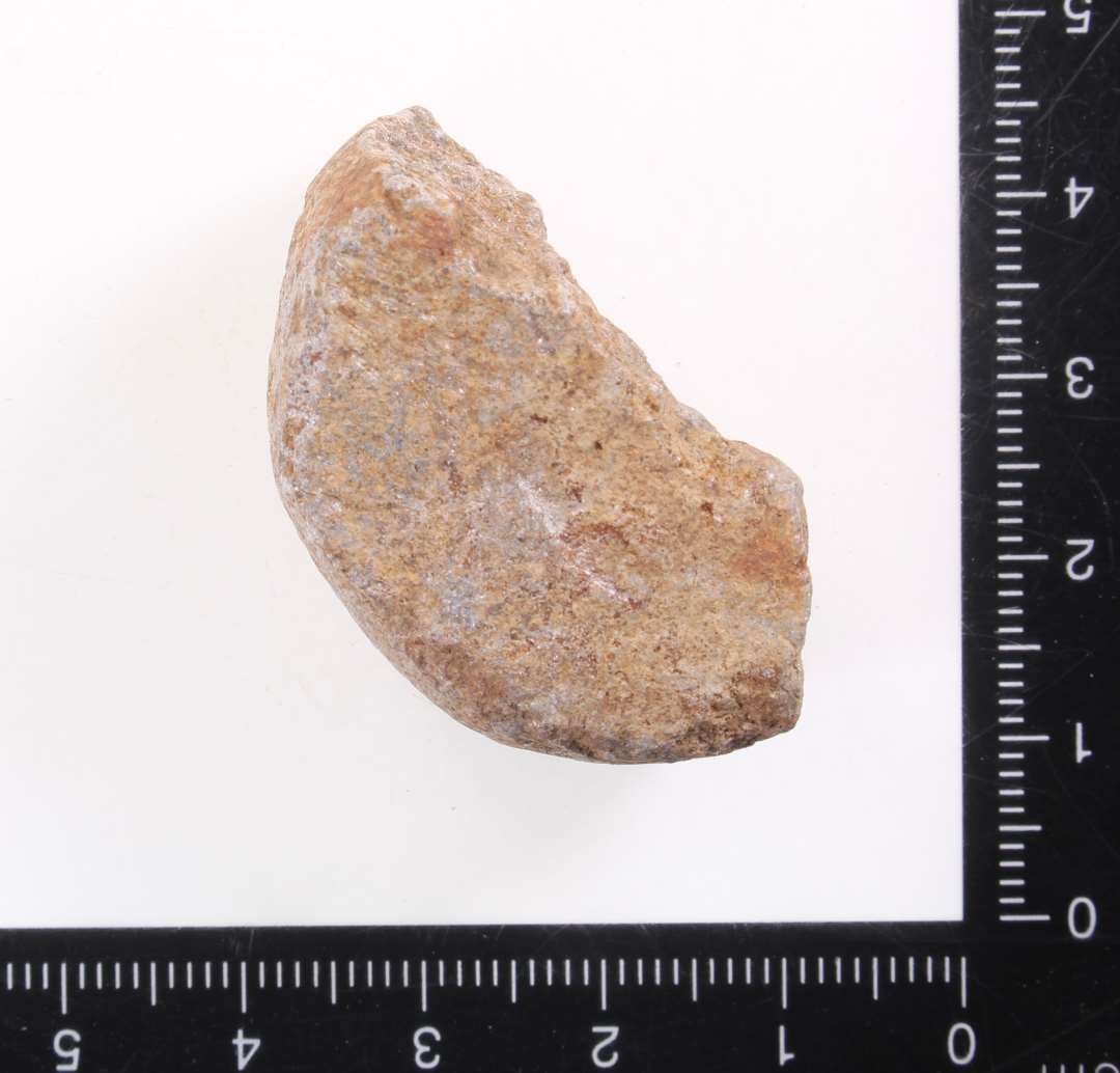 Tenv�gt af kl�bersten. Halvdelen af cylidrisk tenv�gt.
Evt kun forarbejde? Lidt af�midterhul ses i sk�rven. Diameter: 3,8 cm.