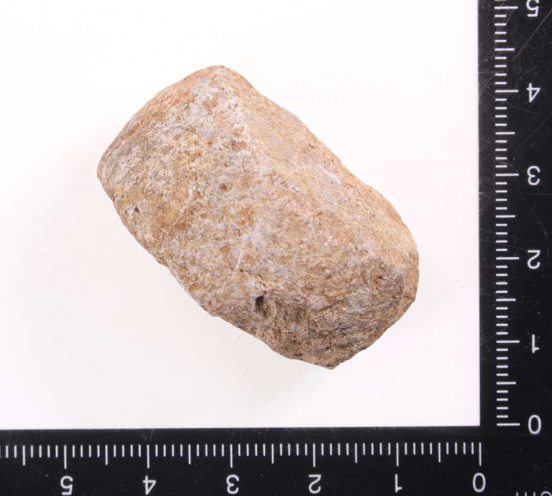 Tenv�gt af kl�bersten. Halvdelen af cylidrisk tenv�gt.
Evt kun forarbejde? Lidt af�midterhul ses i sk�rven. Diameter: 3,8 cm.