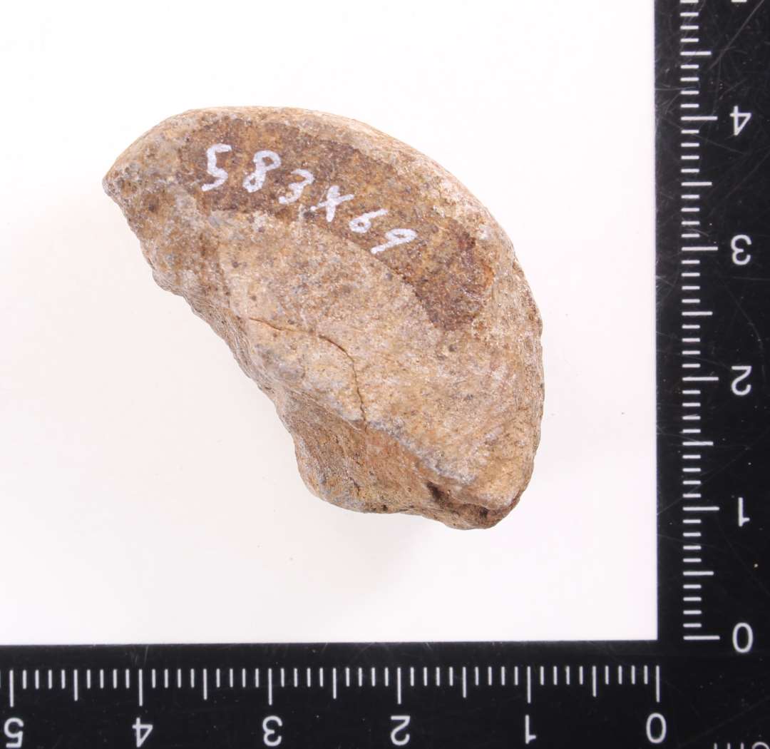 Tenv�gt af kl�bersten. Halvdelen af cylidrisk tenv�gt.
Evt kun forarbejde? Lidt af�midterhul ses i sk�rven. Diameter: 3,8 cm.