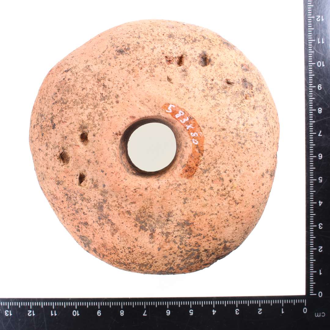 V�vev�gt. Med fingergruber, fingerindtryk. Diameter: 10,1 cm.