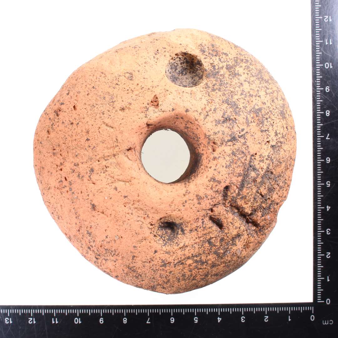 V�vev�gt. Med fingergruber, fingerindtryk. Diameter: 10,1 cm.