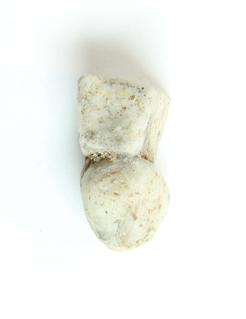 Ugennemsigtig, Hvid-gr�.
Smeltet sammen med stor hvid�dr�be