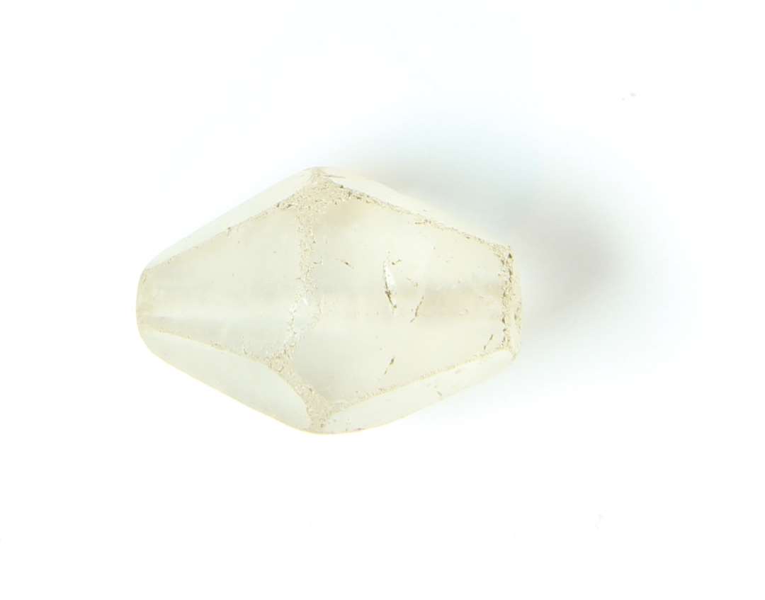 Perle af bjergkrystal. Mange-facetteret, 2,0x1,4 (max) cm.