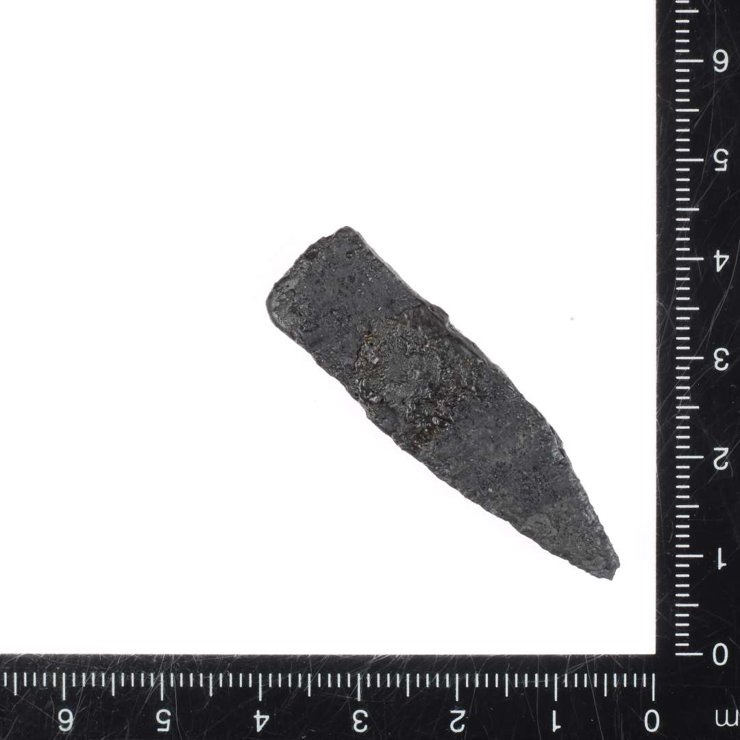 Fragment af knivblad. L�ngde: 4,5 cm