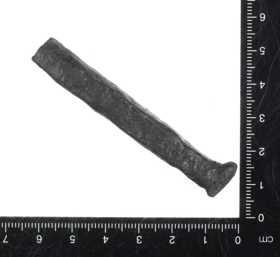 �vre del af mejsel? Slagflade for enden. L�ngde: 6,9 cm. Firkantet tv�rsnit