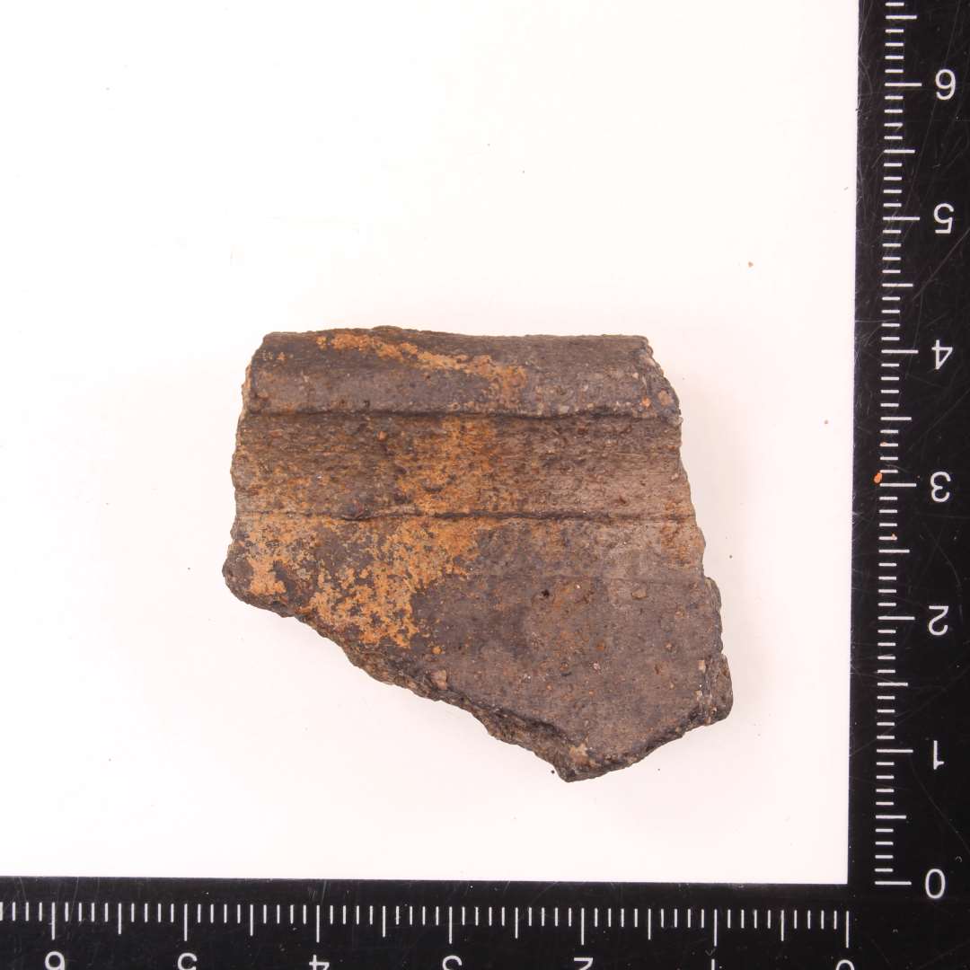 Rand. Grov med riller. Hjemlig drejet