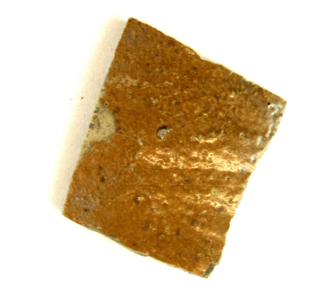 1 sidesk�r af stengods med brunlig bemaling og saltglasur p� ydersiden.