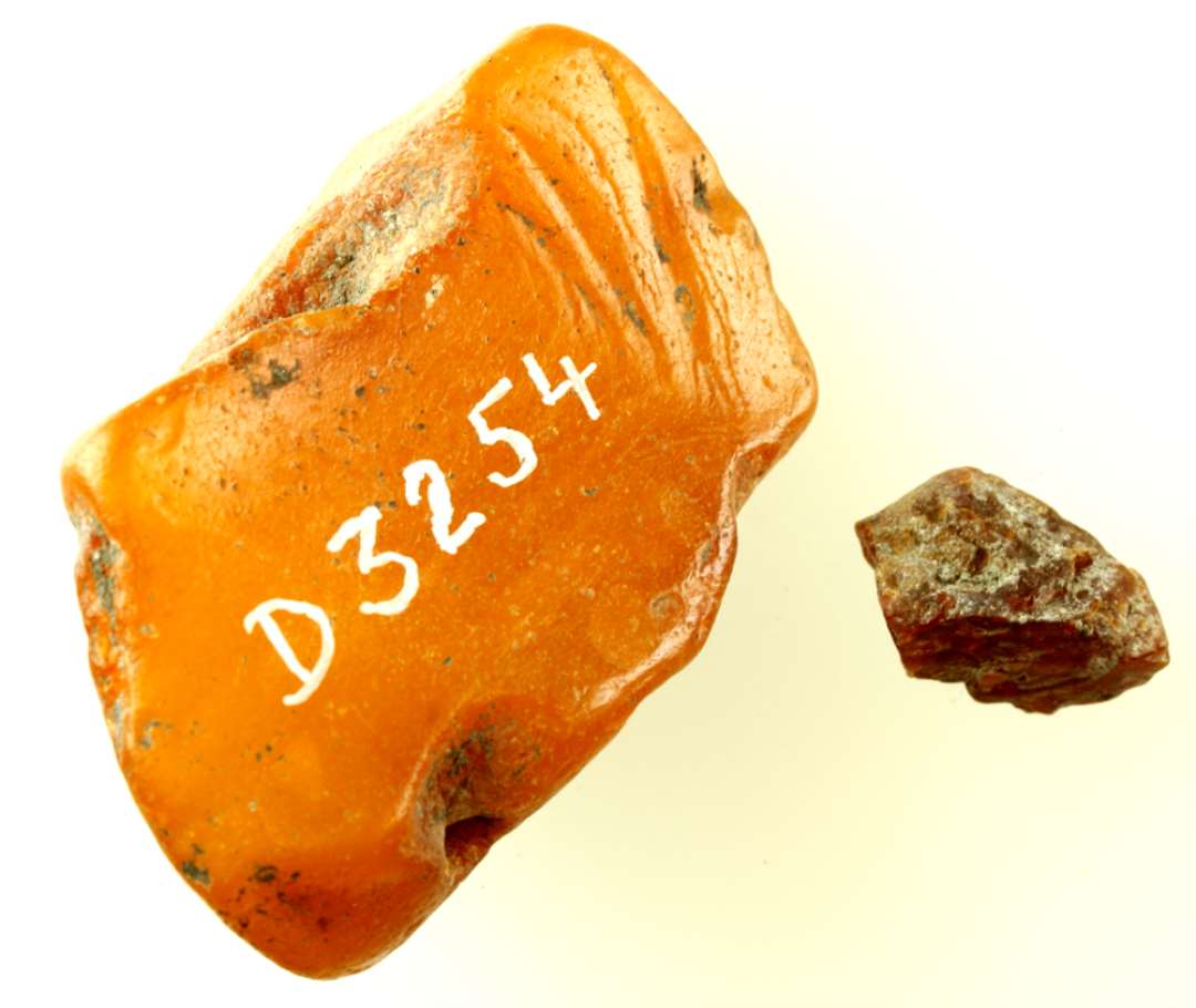 2 klumper uforarbejdet rav af �rte- og due�gs st�rrelse